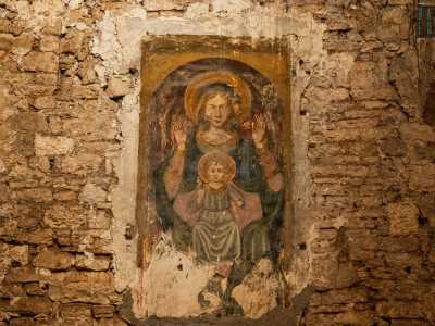Sulle pareti in pietra viva che hanno ormai perso quasi del tutto gli ornamenti originari, riusciamo per� ad ammirare un colorato affresco della Panaghia Platytera (Madonna del segno) databile tra il XV e il XVII secolo...